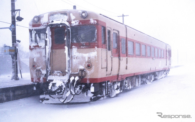 1990年代の札沼線は、急行型気動車を両運転台化したキハ54形500番台が主力に。石狩月形。