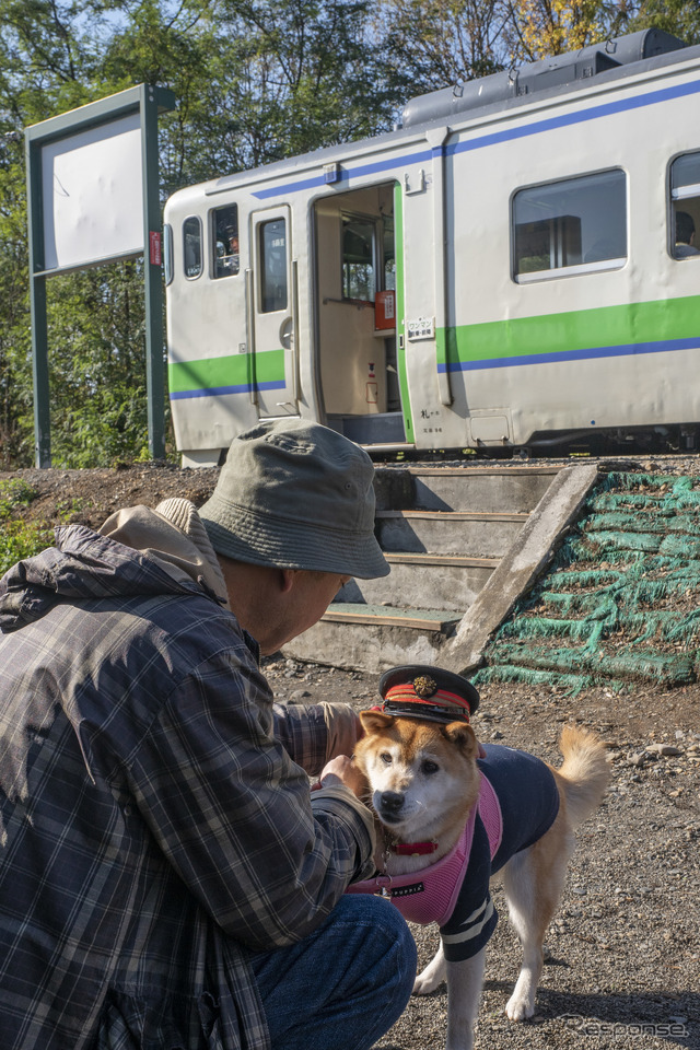 2917年4月には柴犬の「ララ」が新十津川駅の二代目「動物駅長」に就任。