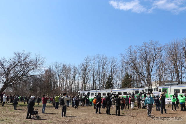 4月17日、新十津川発最後の列車を見送る人々。