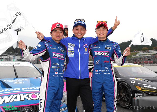 大嶋和也（左）と山下健太（右）（写真は2019年、中央は脇阪寿一）