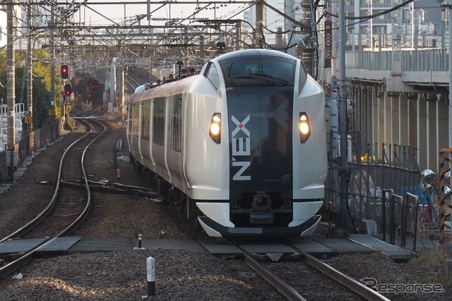 5月1日から日中の列車を運休し、1日あたりの運行本数を7割程度削減している『成田エクスプレス』。2019年は22万人だったGW期間中の利用者は、わずか0.3万人に留まる惨状に。JR東日本では次いで『踊り子』などの伊豆特急が2%に留まった。