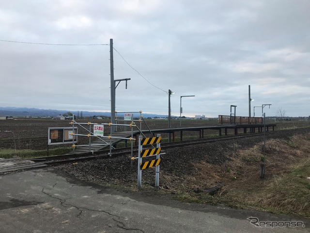 板張りのホームがあるだけの、新十津川町内の旧南下徳富駅。簡易な構造だけに、真っ先に取り壊されそうな気配だ。