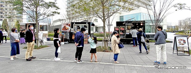 「おうちでTLUNCH」の様子。利用客は3密を避け、ソーシャルディスタンスを保ちながら列に加わった