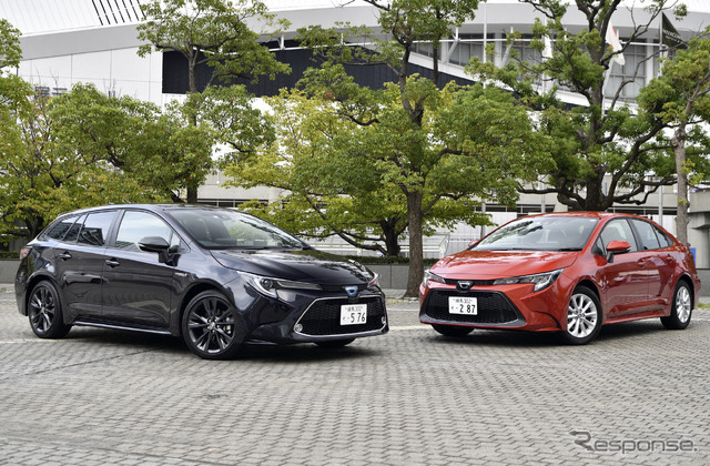 トヨタ カローラツーリング(左)とセダン(右)