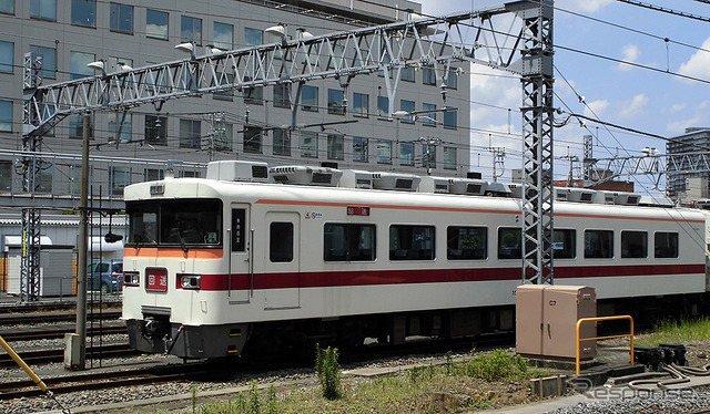 東武鉄道本社ビル横で休む東武350系