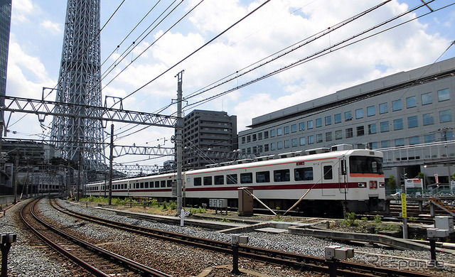 東武鉄道本社ビル横で休む東武350系