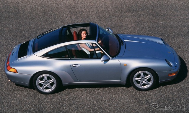 993型・911タルガ(1996年)。スライド式トップになってロールバーの存在感がなくなった。ドア上方、ルーフ左右のフレームは残るので、サンルーフと変わるところはあまりない。