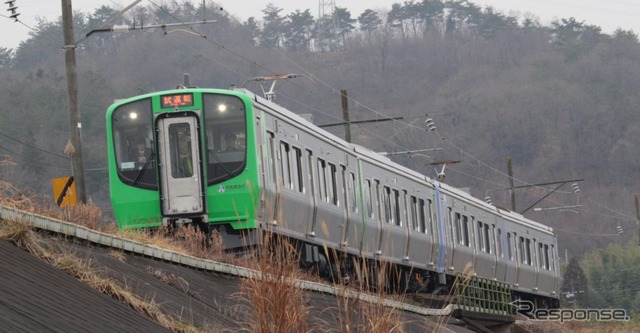 上保原~保原間を行くAB900-2とAB900-1による4両編成の試運転列車。後部の2両は最初に登場したAB900-1で、アクセントカラーが薄紫色だが、AB900-2は緑となっている。形式名のABは「阿武急」の「あぶ」をなぞらえたもの。