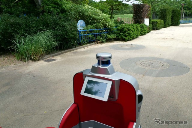 園内を周回する自動運転ロボ「ラクロ」 ※事前に撮影