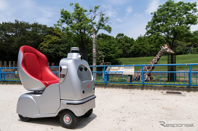 千葉市動物公園内を走るラクロ。