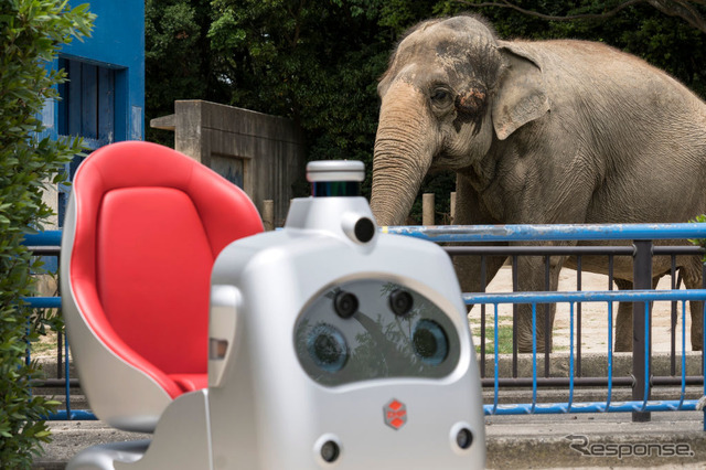 千葉市動物公園内を走るラクロ。