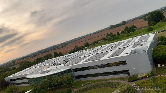 トヨタ・モーター・ヨーロッパのベルギー・ブリュッセル本社のトヨタアフターセールスセンターの屋上に設置された1400枚のソーラーパネル