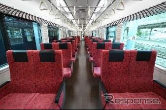 SR1系の車内。シートは信州特産のリンゴをデザイン。方向を変えることができるデュアル式となっている。