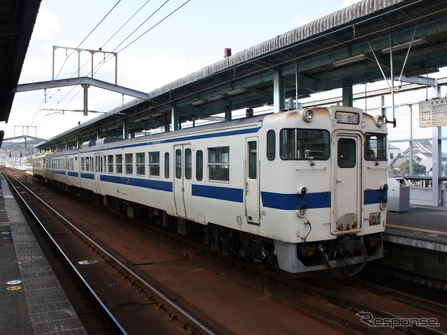 唐津線の普通列車。唐津~西唐津間における2018年度の1日あたりの平均通過人員は1005人となっている。1987年と比べると減少率は24%と比較的低い。