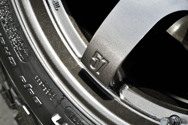 装着サイズ:18inx9J Inset+20 6H-139.7 カラー:スーパーダークガンメタ(AXZ) タイヤサイズ:265/65R18