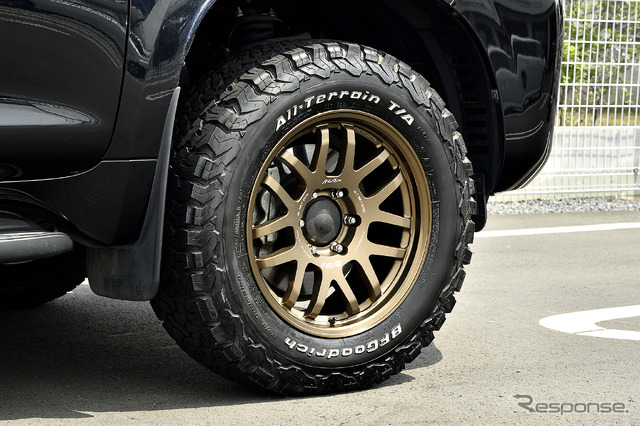 装着サイズ:18inx8J Inset+20 6H-139.7 カラー:ブロンズ(BR) タイヤサイズ:265/65R18