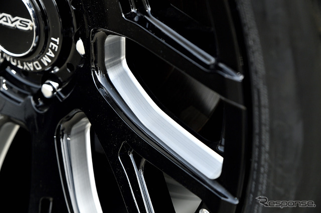 装着サイズ:20inx9J Inset+18 6H-139.7 カラー:ブラックマシニング タイヤサイズ:275/55R20