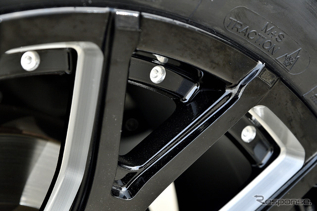 装着サイズ:20inx9J Inset+18 6H-139.7 カラー:ブラックマシニング タイヤサイズ:275/55R20