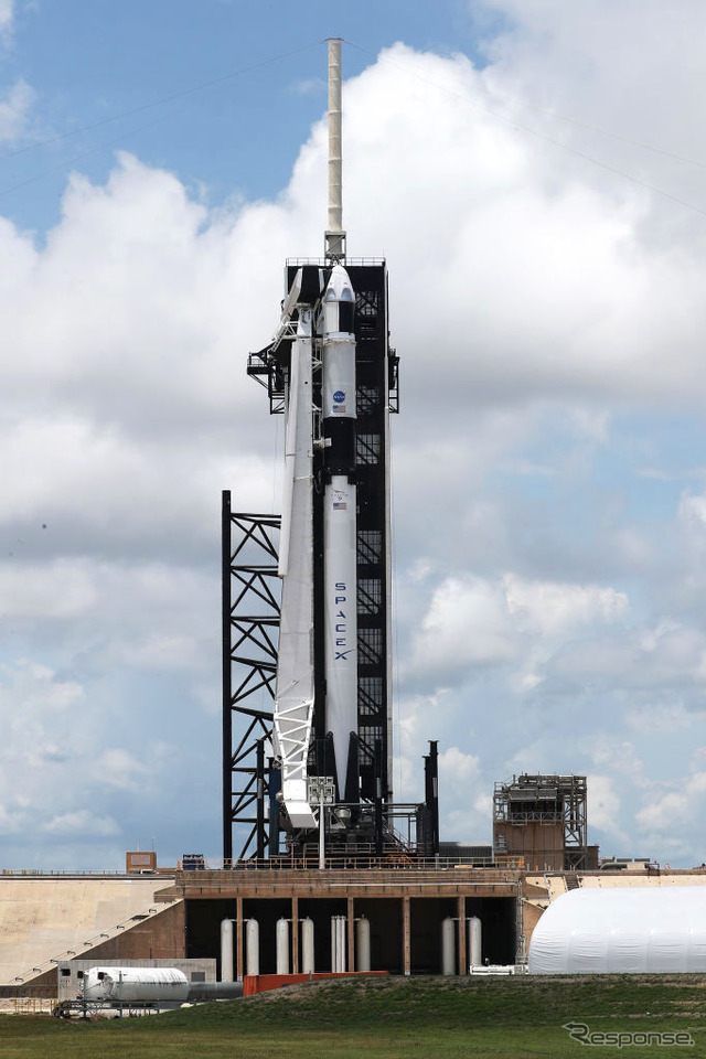打ち上げ前のスペースXクルードラゴン(5月29日、米ケープ・カナベラル)