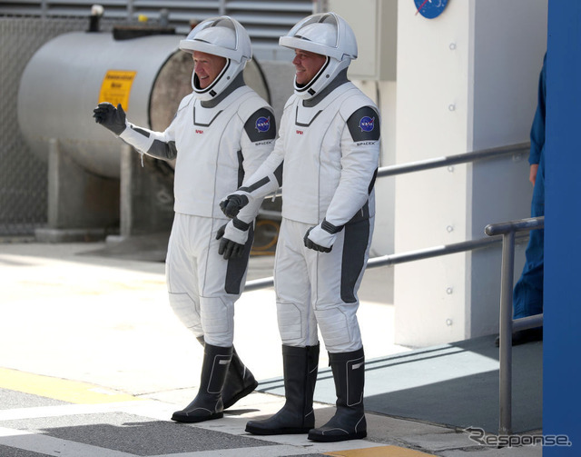 打ち上げ前の宇宙飛行士(5月30日、米ケープ・カナベラル)