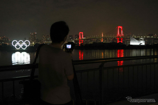 東京アラートで赤く染まったレインボーブリッジ