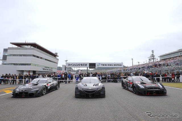 2020年型NSX-GT（中央。2019年第8戦・もてぎ大会）