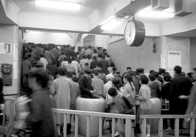 通勤時間帯の混雑の様子(1961年銀座線渋谷駅)