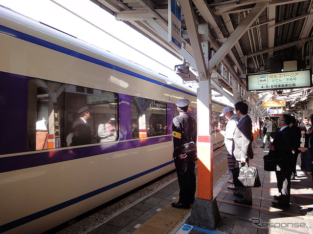 春日部駅にとまる特急 100系スペーシア