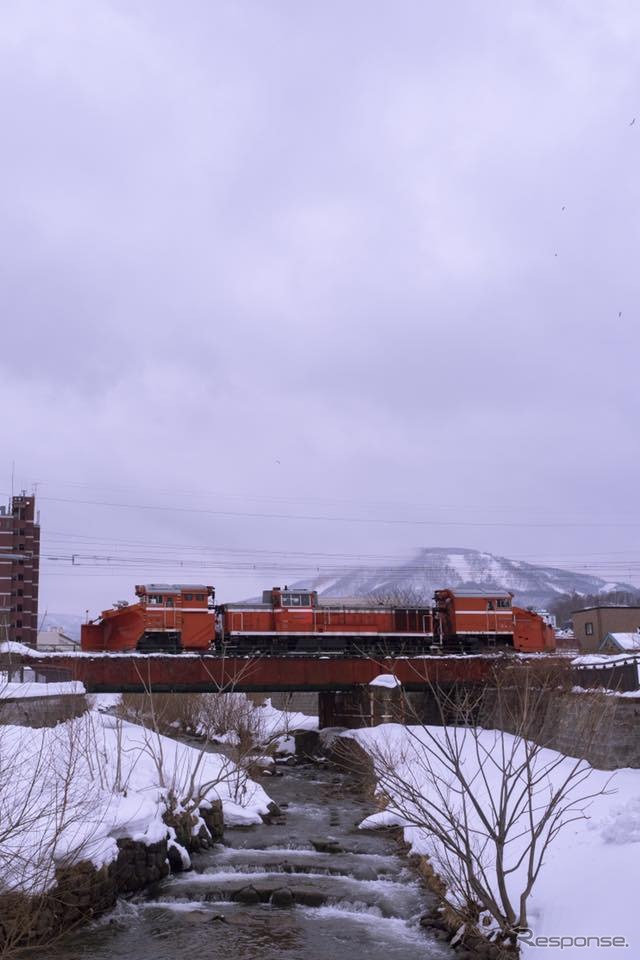 2019年度の冬シーズンは少雪傾向で、除雪列車の運行が早々と打ち切られることも。2020年2月。函館本線南小樽～小樽築港。