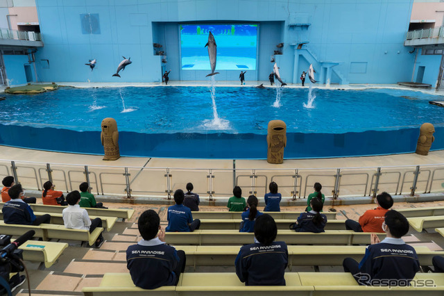 再海保準備する八景島シーパラダイス。従業員が観客役になって練習している（5月29日、横浜市）。