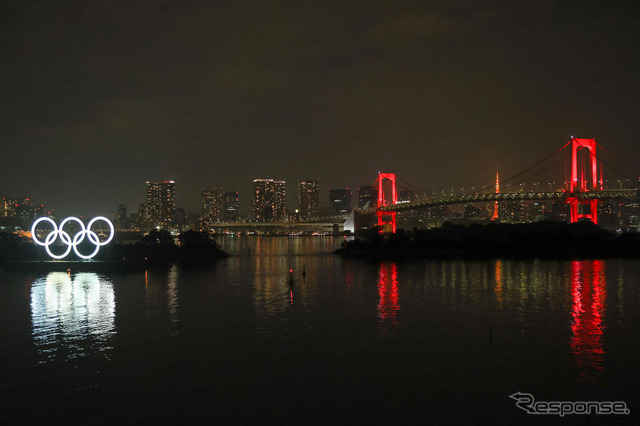 東京アラートで赤くライトアップされたレンボーブリッジ（6月2日）