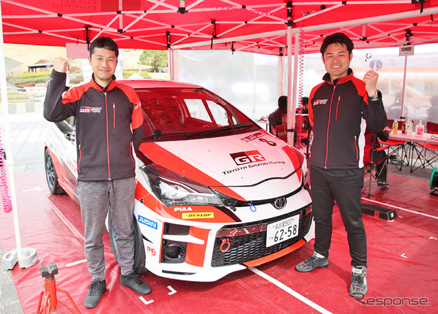 TOYOTA Gazoo Racingチーム安藤裕一さん（右）とドライバーの眞貝知志さん（左）