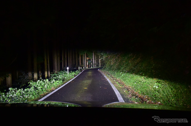 島根の山岳路を行く。ヘッドランプは明るいだけでなく照射範囲の広さ、照射ムラのなさ等々、満点という感じであった。さすがはロングツーリングの国の製品である。