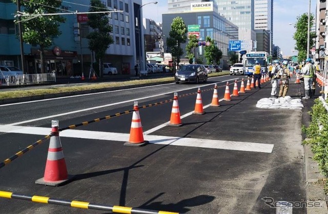 6月17日時点の陥没現場。工事が継続されている歩道側の1車線（右）。