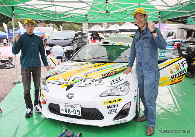 中平勝也さん（右）とコ・ドライバーの行徳聡さん（左）