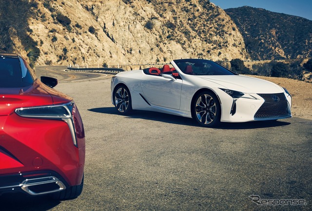 左:レクサス LC500(ラディアントレッドコントラストレイヤリング・北米仕様)、右:LC500コンバーチブル(ホワイトノーヴァガラスフレーク)