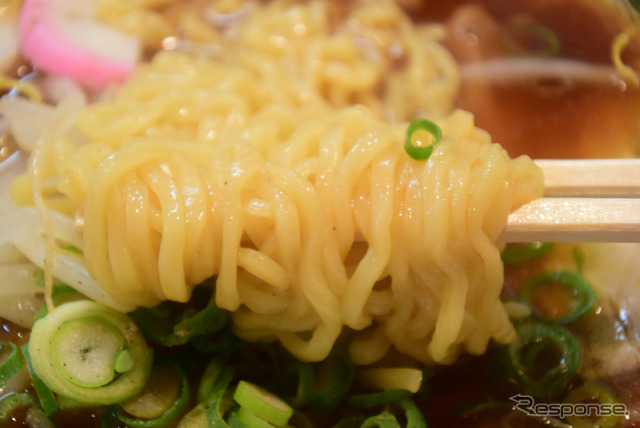 汁がよく絡む麺。スルスルと喉を通る。