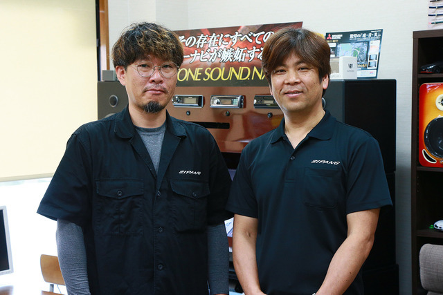 代表の道祖尾氏(右)とインストーラーの瀧口氏(左)