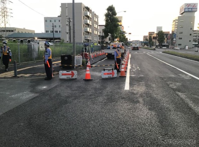 6月17日時点の陥没現場。6月24日には歩道側の車線も復旧したが、埋設管の工事が残るため、規制は当分続けられる。