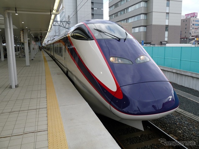 山形駅で発車を待つ山形新幹線『つばさ』。