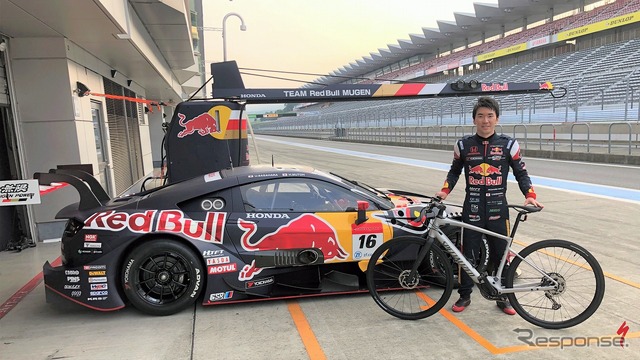 VADO SLと笹原右京。今シーズン乗車するRed Bull MOTUL MUGEN NSX-GTの前で