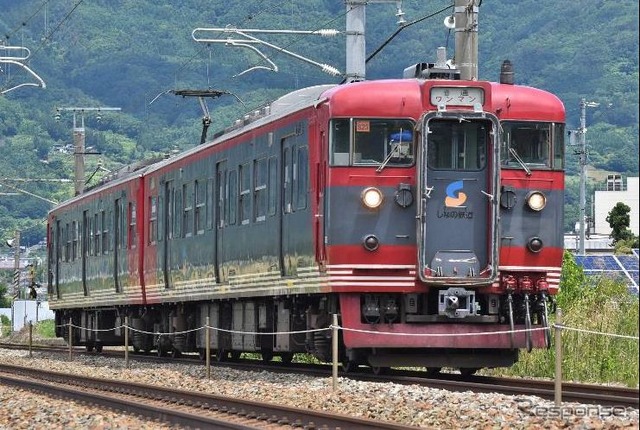 しなの鉄道線テクノさかき~坂城間を走行するS23編成。軽井沢方からクモハ115-1037+クモハ114-1509の2両編成。パンタグラフは2002年2月にシングルアーム化。3両編成は昔ながらの菱形パンタグラフのままとなっている。