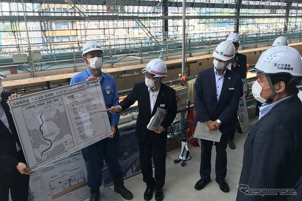 武雄温泉駅で九州新幹線西九州ルートの説明を受ける赤羽大臣(手前)。