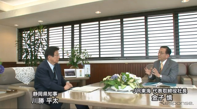 6月26日に静岡県庁の知事室で開かれた川勝知事(左)と金子社長(右)の面談の様子。この席で川勝知事は条例に基づく協定締結の可否により、ヤード準備工事の是非を判断すると述べた。