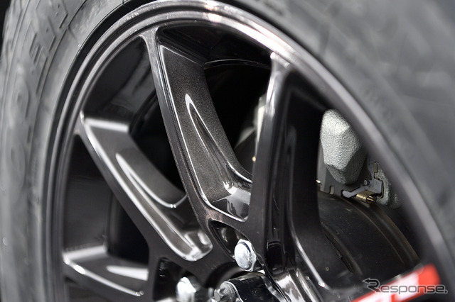 ◆MID RMP Racing R25 装着サイズ:16in×5.5J Inset+20 5H-139.7 カラー:ガンメタポリッシュ/ブラッククリア タイヤサイズ:185/85R16