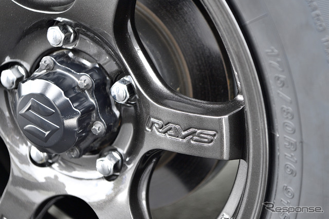 ◆RAYS GRAM LIGHTS 57DR-X 装着サイズ:16in×5.5J Inset+20 5H-139.7 カラー:スーパーダークガンメタ (AXZ) タイヤサイズ:185/85R16