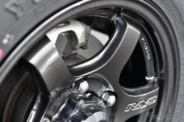 ◆RAYS GRAM LIGHTS 57DR-X 装着サイズ:16in×5.5J Inset+20 5H-139.7 カラー:スーパーダークガンメタ (AXZ) タイヤサイズ:185/85R16