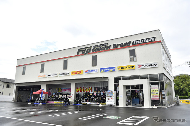 今回ジムニーのホイール装着を実施したのは福島県白河市五番町川原52-1にある「タイヤ&ホイール館 フジ スペシャルブランド 白河店」。今年4月3日にオープンした新しいお店だ。福島県としては3店舗目となる同店、地域的に4WDの所有率も高くジムニーユーザーも多いという。そのため適合ホイールなどの知己も豊富でアドバイスも的確。もちろんオールジャンルの足まわりを任せられる。