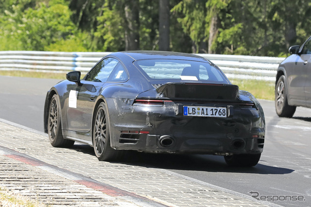 「ダックテール」を備えたポルシェ 911 開発車両(スクープ写真)