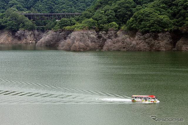 八ッ場ダムを航行中の水陸両用バス。